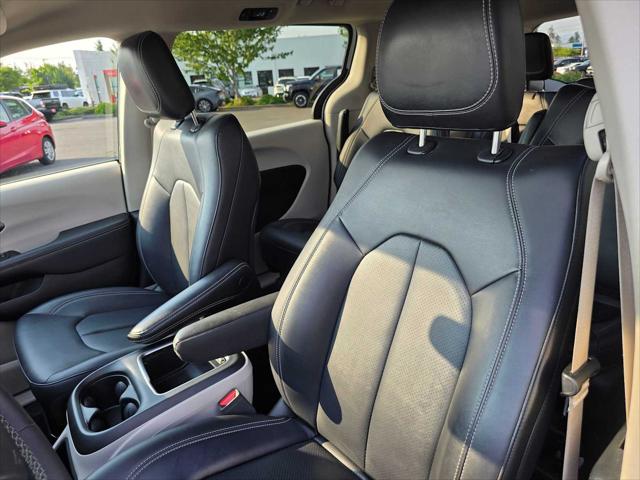2024 Chrysler Pacifica Hybrid Select