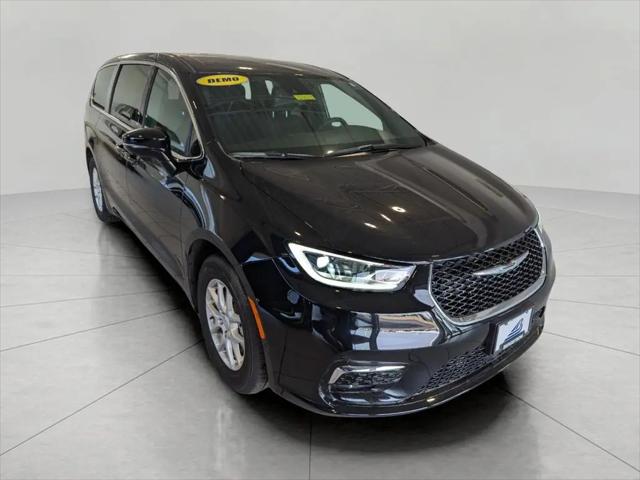 2026 Chrysler Pacifica Select for sale in Oshkosh, WI