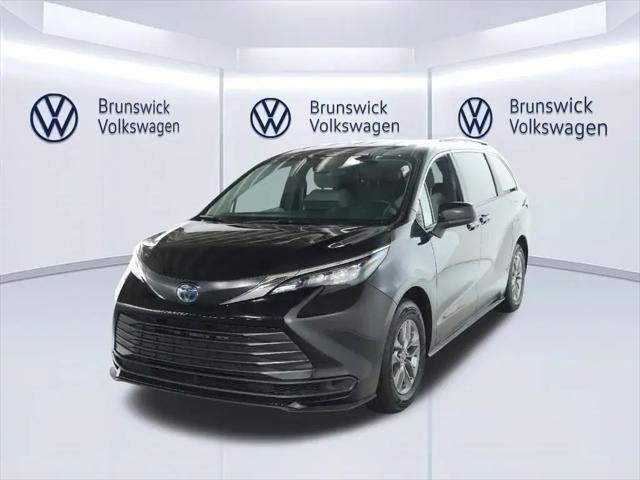 2025 Toyota Sienna LE for sale in Brunswick, OH