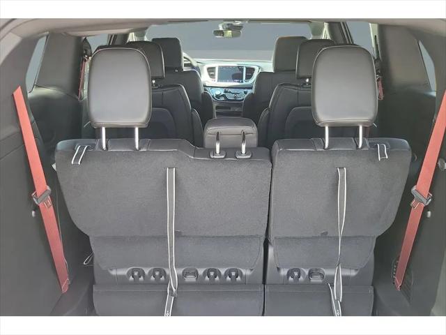 2027 Chrysler Pacifica Select