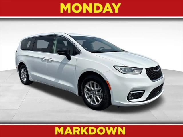 2024 Chrysler Pacifica Touring L for sale in New Haven, IN