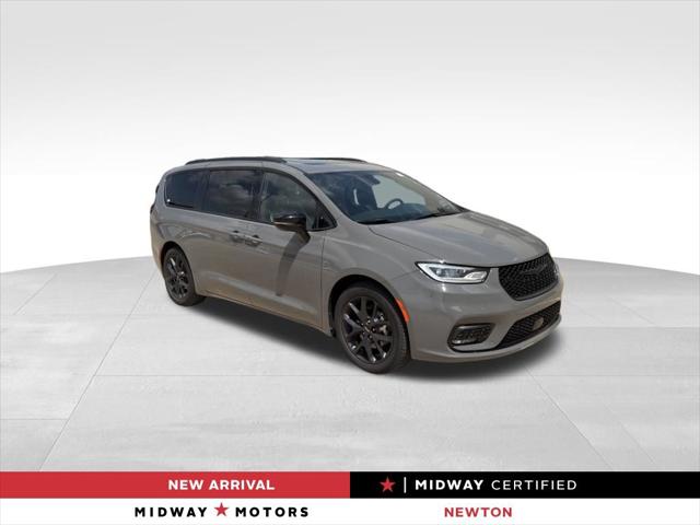2025 Chrysler Pacifica Limited for sale in Newton, KS