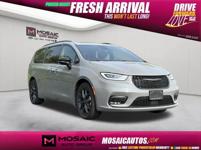 2025 Chrysler Pacifica Limited for sale in Zumbrota, MN