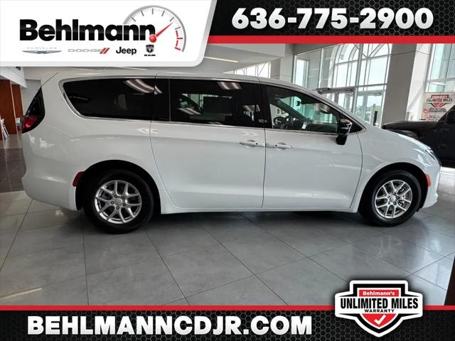 2027 Chrysler Pacifica Select for sale in Troy, MO