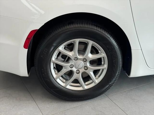 2027 Chrysler Pacifica Select