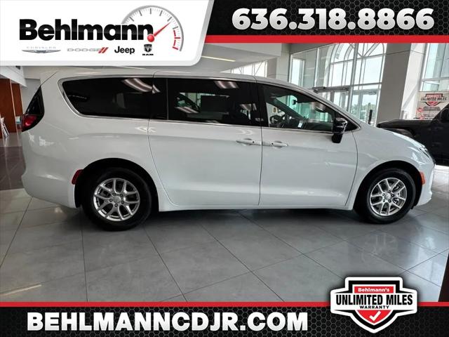 2027 Chrysler Pacifica Select for sale in Troy, MO