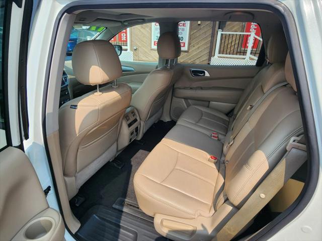 2017 Nissan Pathfinder SL