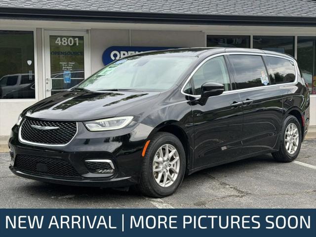 2024 Chrysler Pacifica Touring L for sale in Mission, KS