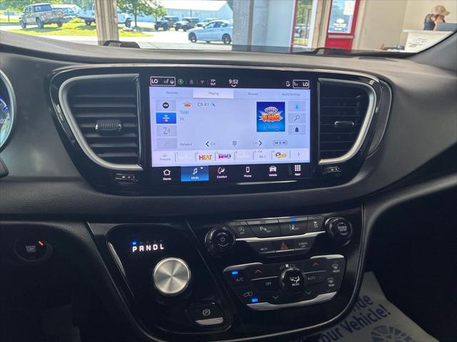 2025 Chrysler Pacifica Select