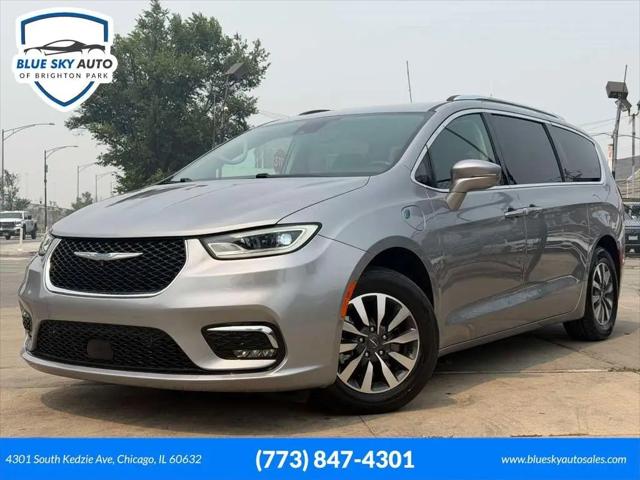2021 Chrysler Pacifica Hybrid Touring L for sale in Chicago, IL