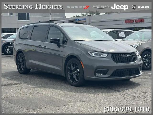 2025 Chrysler Pacifica Limited for sale in Sterling Heights, MI