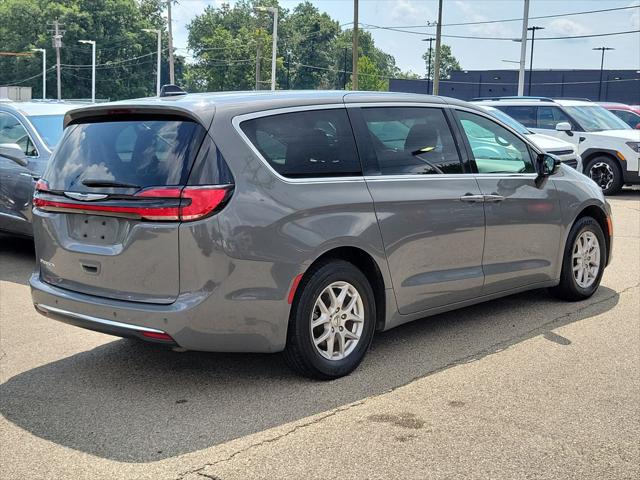 2025 Chrysler Pacifica Select