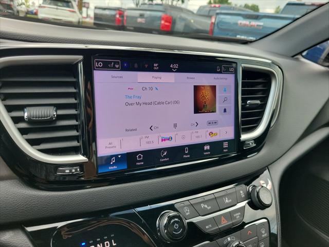 2025 Chrysler Pacifica Select