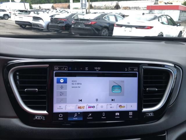 2025 Chrysler Pacifica Select