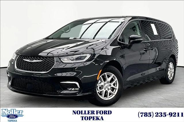 2024 Chrysler Pacifica Touring L for sale in Topeka, KS