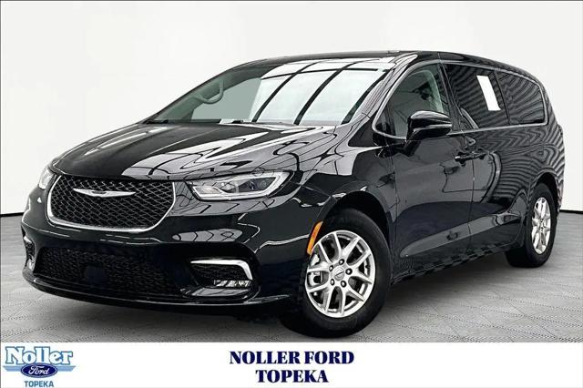 2024 Chrysler Pacifica Touring L for sale in Topeka, KS