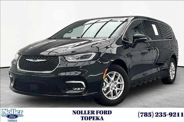 2025 Chrysler Pacifica Select for sale in Topeka, KS