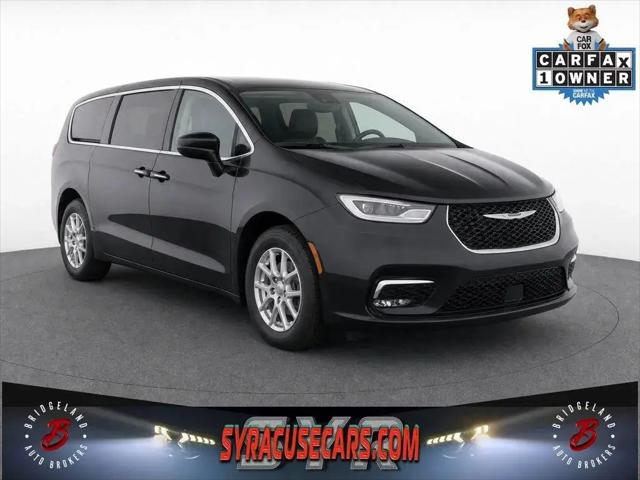 2025 Chrysler Pacifica Select for sale in Bridgeport, NY