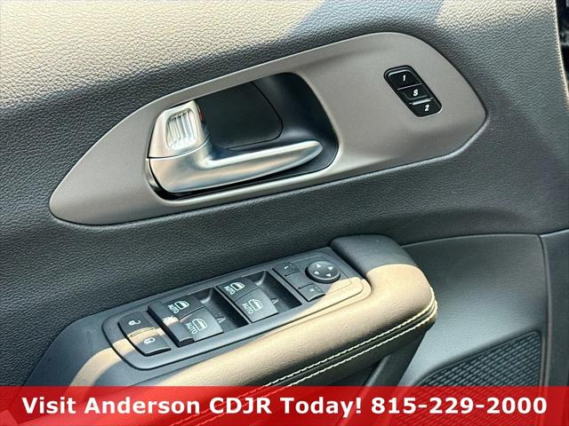 2027 Chrysler Pacifica Select