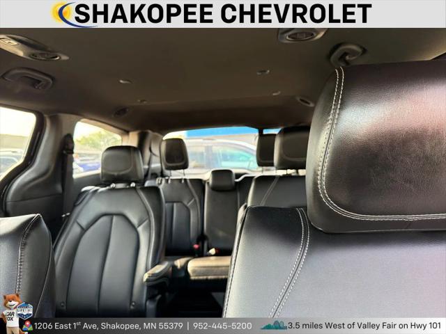 2025 Chrysler Pacifica Select