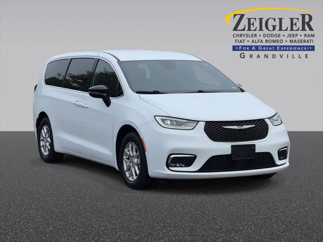 2025 Chrysler Pacifica Select for sale in Grandville, MI
