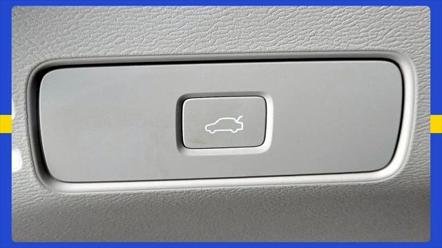 2023 Volvo XC40 B5 Plus Bright Theme