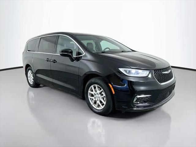 2025 Chrysler Pacifica Select for sale in Owasso, OK
