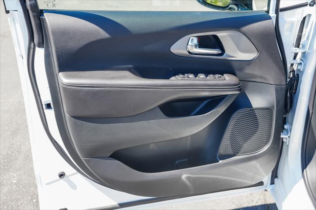 2027 Chrysler Pacifica LX