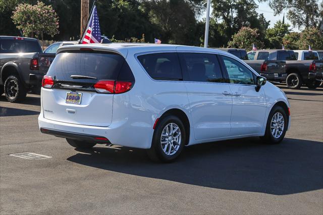 2027 Chrysler Pacifica LX