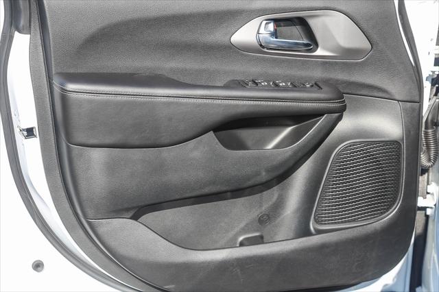 2027 Chrysler Pacifica LX