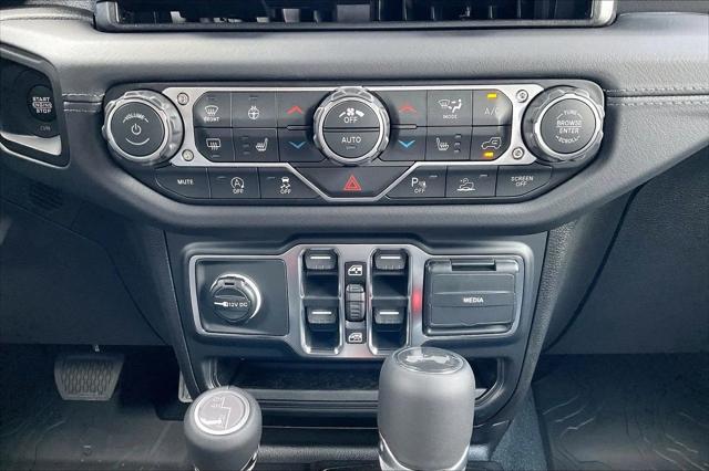 New 2027 Bright White Clear-Coat Paint Jeep Sahara image 16