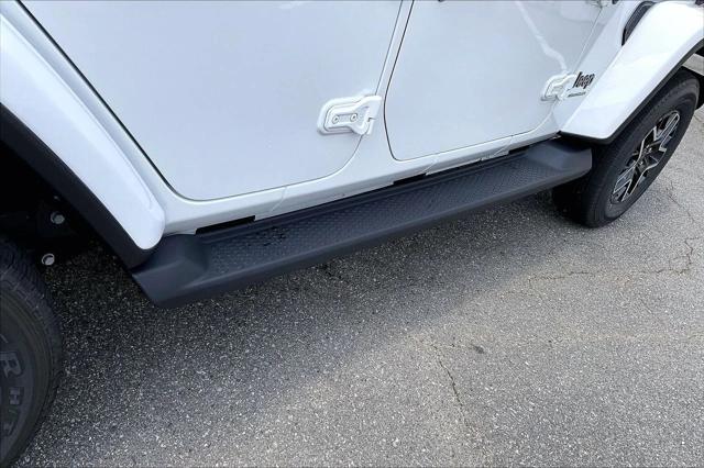 New 2027 Bright White Clear-Coat Paint Jeep Sahara image 9