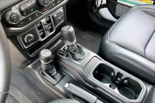 New 2027 Bright White Clear-Coat Paint Jeep Sahara image 29