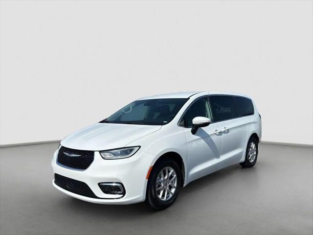2023 Chrysler Pacifica Touring L for sale in Smithville, MO