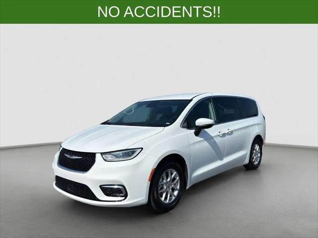 2023 Chrysler Pacifica Touring L for sale in Smithville, MO
