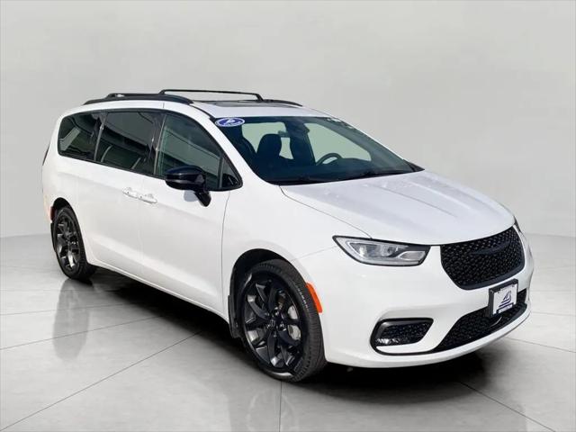 2025 Chrysler Pacifica Limited AWD for sale in Green Bay, WI