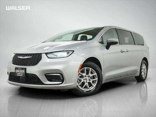 2023 Chrysler Pacifica Touring L for sale in Bloomington, MN