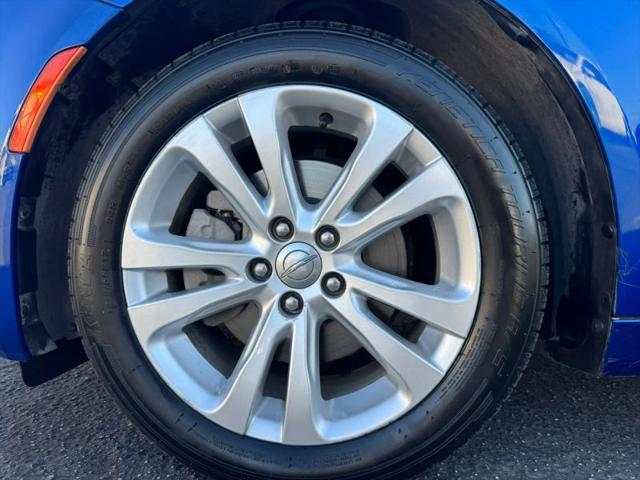 2017 Chrysler 200 Touring