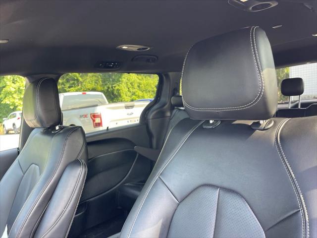 2025 Chrysler Pacifica Select