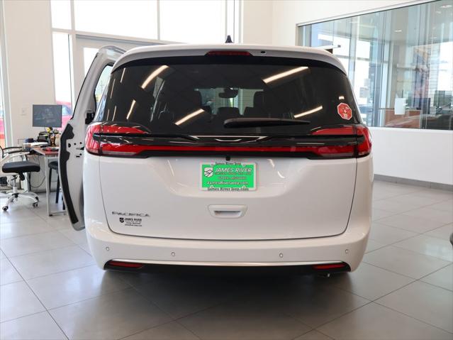 2027 Chrysler Pacifica Select