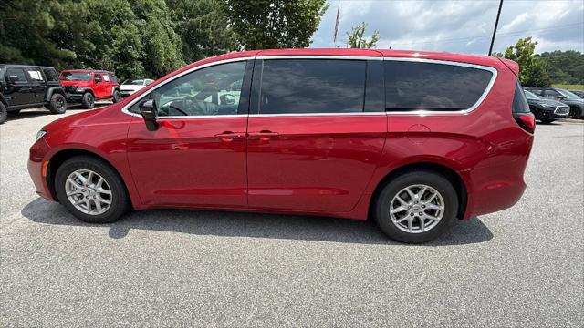 2025 Chrysler Pacifica Select