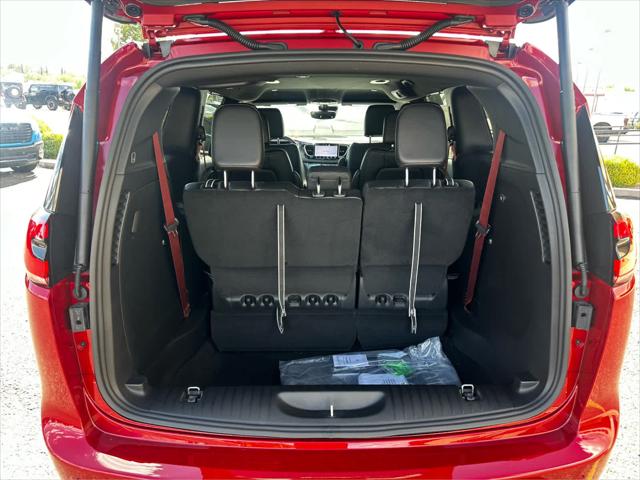 2027 Chrysler Pacifica Select