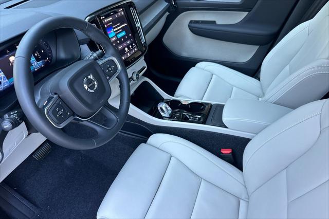 2026 Volvo XC40 Plus, B5 AWD Gas mild hybrid, Dark