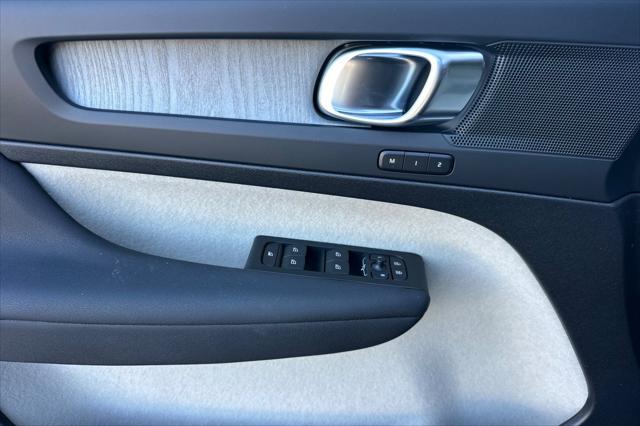 2026 Volvo XC40 Plus, B5 AWD Gas mild hybrid, Dark