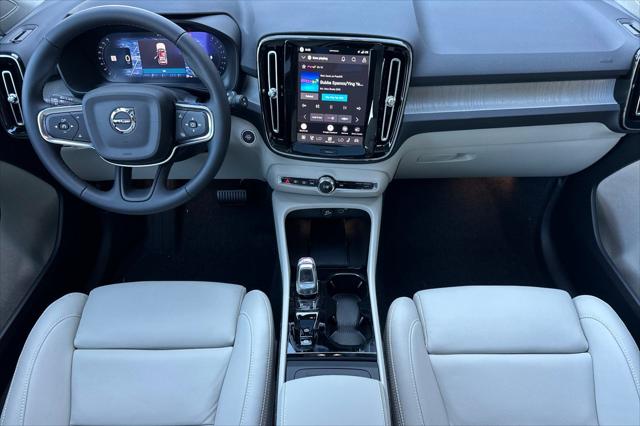 2026 Volvo XC40 Plus, B5 AWD Gas mild hybrid, Dark