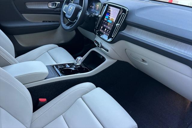 2026 Volvo XC40 Plus, B5 AWD Gas mild hybrid, Dark