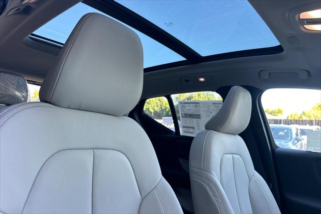 2026 Volvo XC40 Plus, B5 AWD Gas mild hybrid, Dark