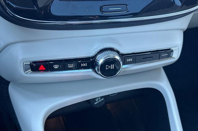 2026 Volvo XC40 Plus, B5 AWD Gas mild hybrid, Dark