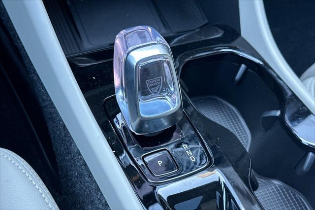 2026 Volvo XC40 Plus, B5 AWD Gas mild hybrid, Dark