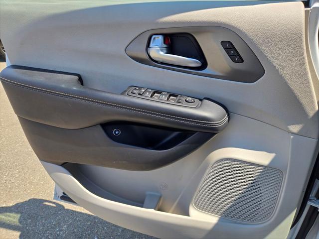2024 Chrysler Pacifica Hybrid Select